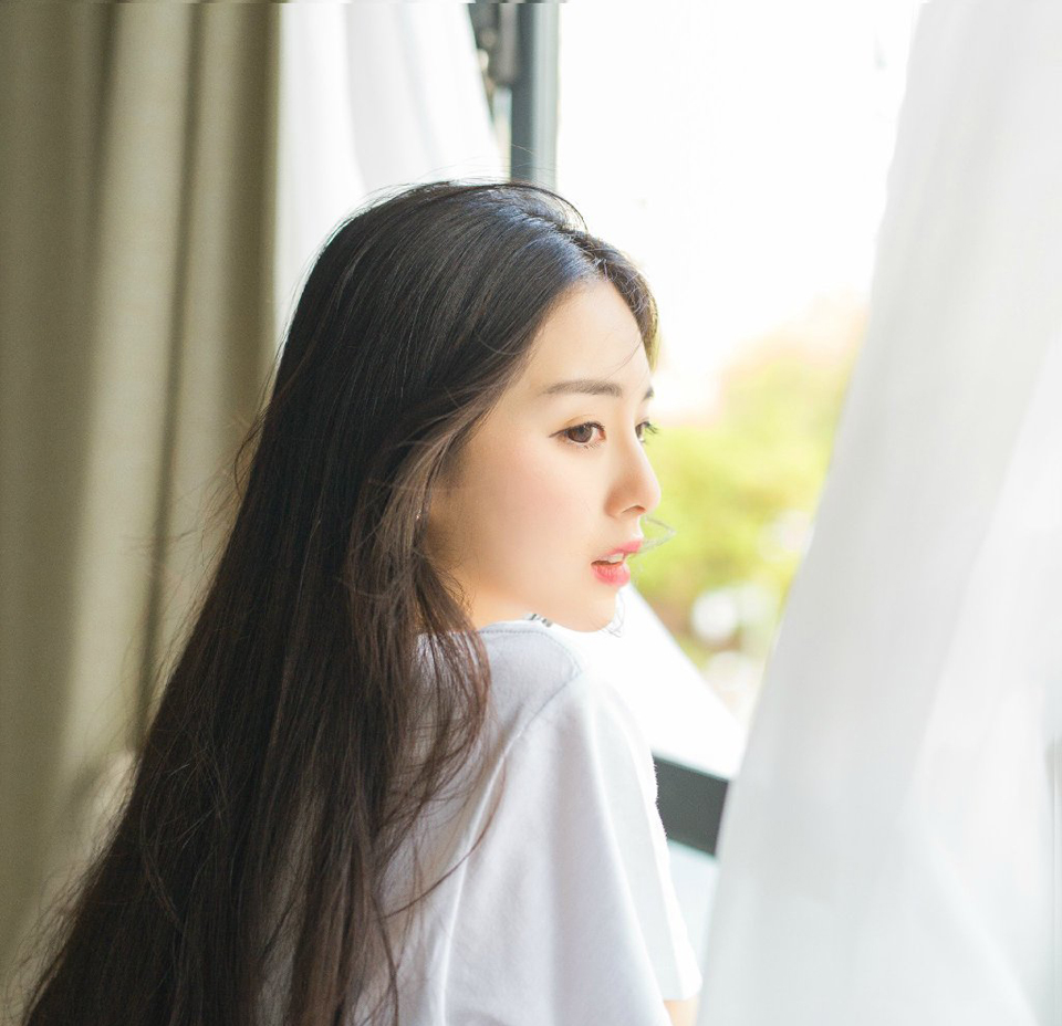“只是没想到，时间过得这么快！连他最后一面都没能见到。”小乔叹了口气，这一转眼，从被吕布劫走到现在，已经快十年了，脑海中，周瑜长什么样，她都快要忘记了，想到这里，小乔也不由的有些怅然。